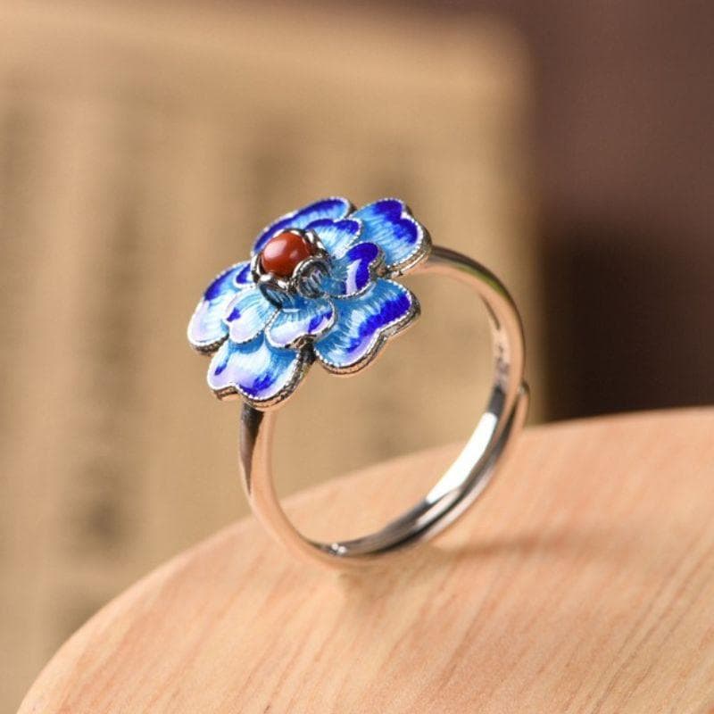 サクラソウのリング - 指先に春の息吹を感じさせる R430