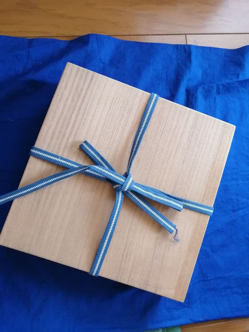 島岡達三　象嵌赤絵草花文皿