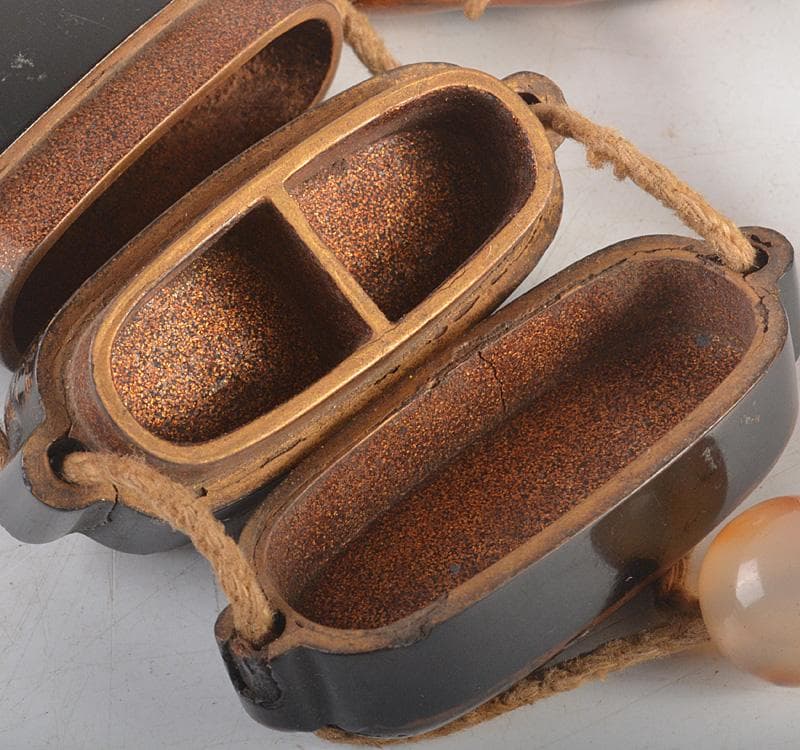 時代提げ物 金蒔絵桜閣山水文 印籠 薬入 獣骨根付 緒締め玉 D R5255