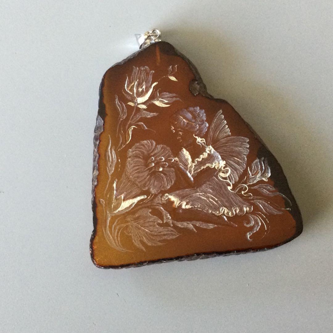 琥珀ペンダントトップ(インタリオ妖精)