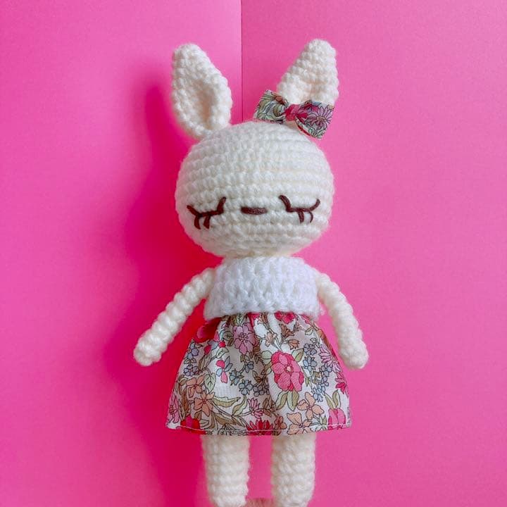 あみぐるみ　ねんねうさぎちゃん　リバティ柄ワンピース