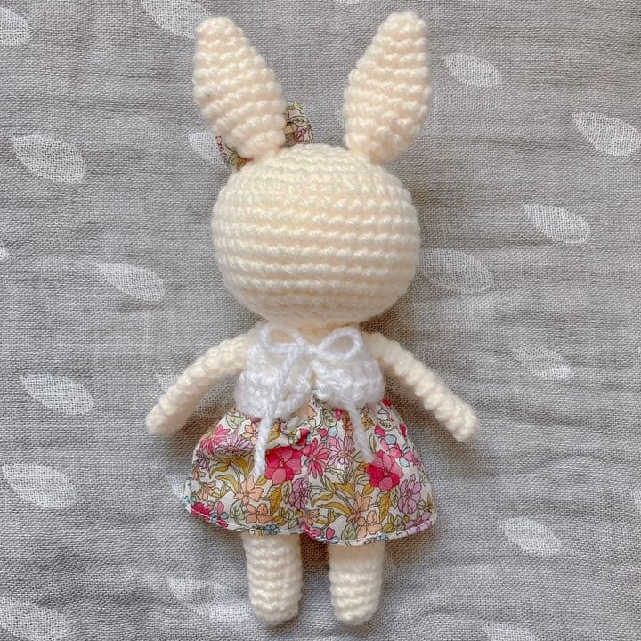 あみぐるみ　ねんねうさぎちゃん　リバティ柄ワンピース