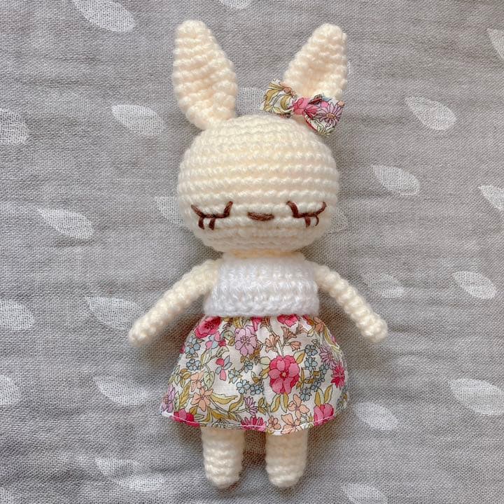 あみぐるみ　ねんねうさぎちゃん　リバティ柄ワンピース