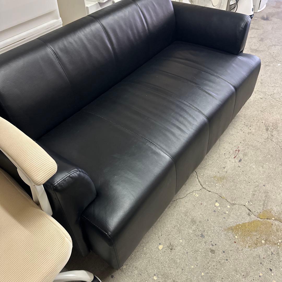 黒の合成皮革 2人掛けソファ