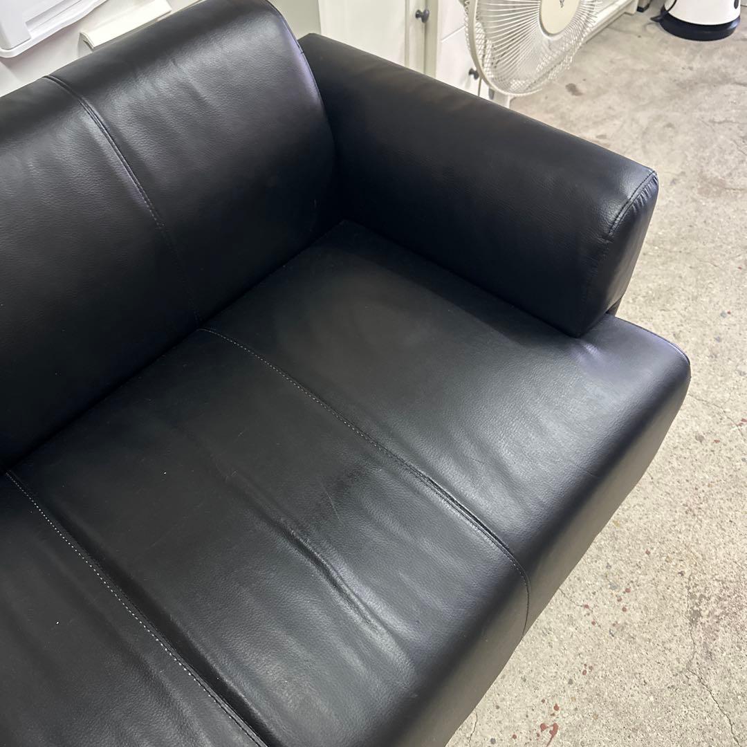 黒の合成皮革 2人掛けソファ