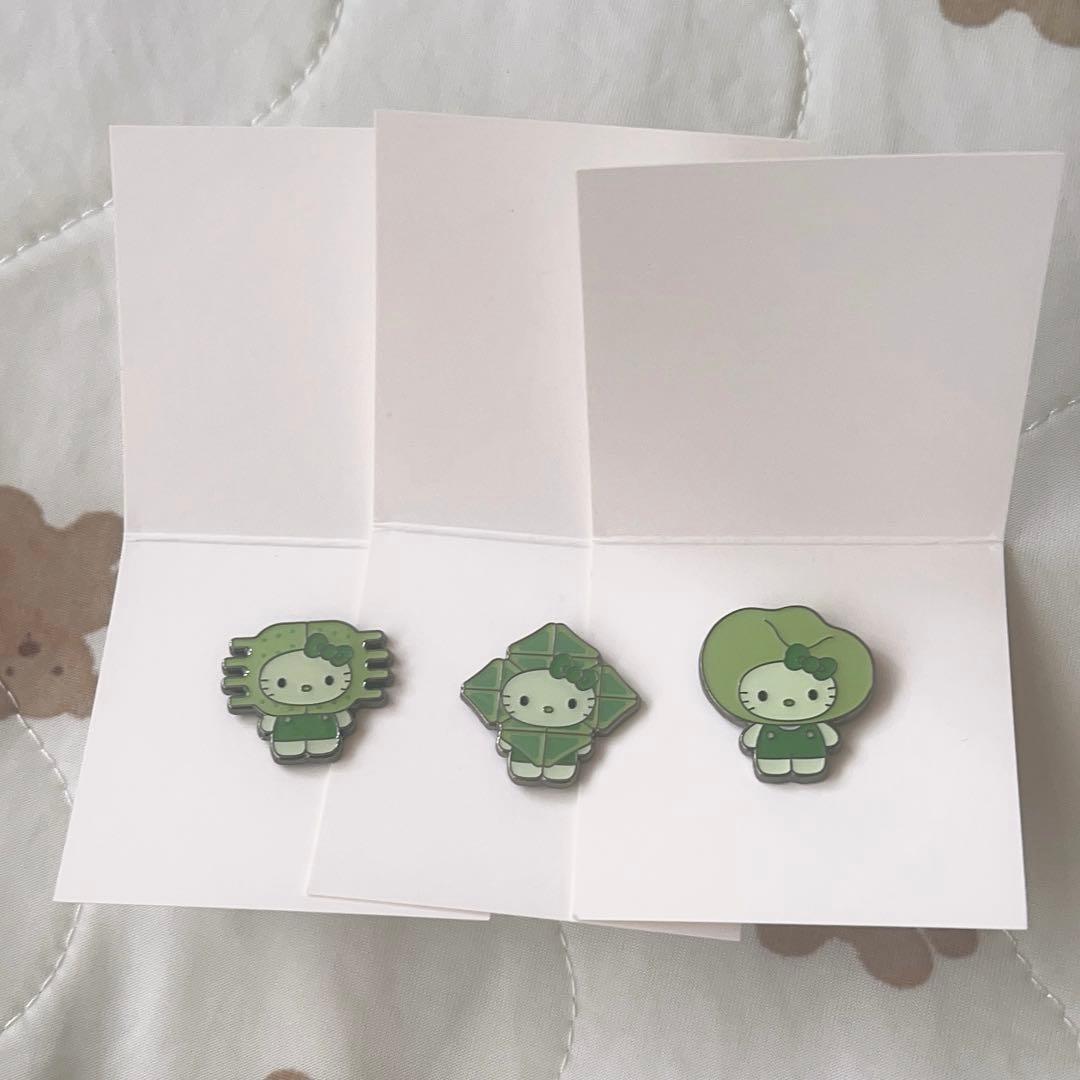 大阪万博 ハローキティ ピンバッチ 藻キティ - メルカリ
