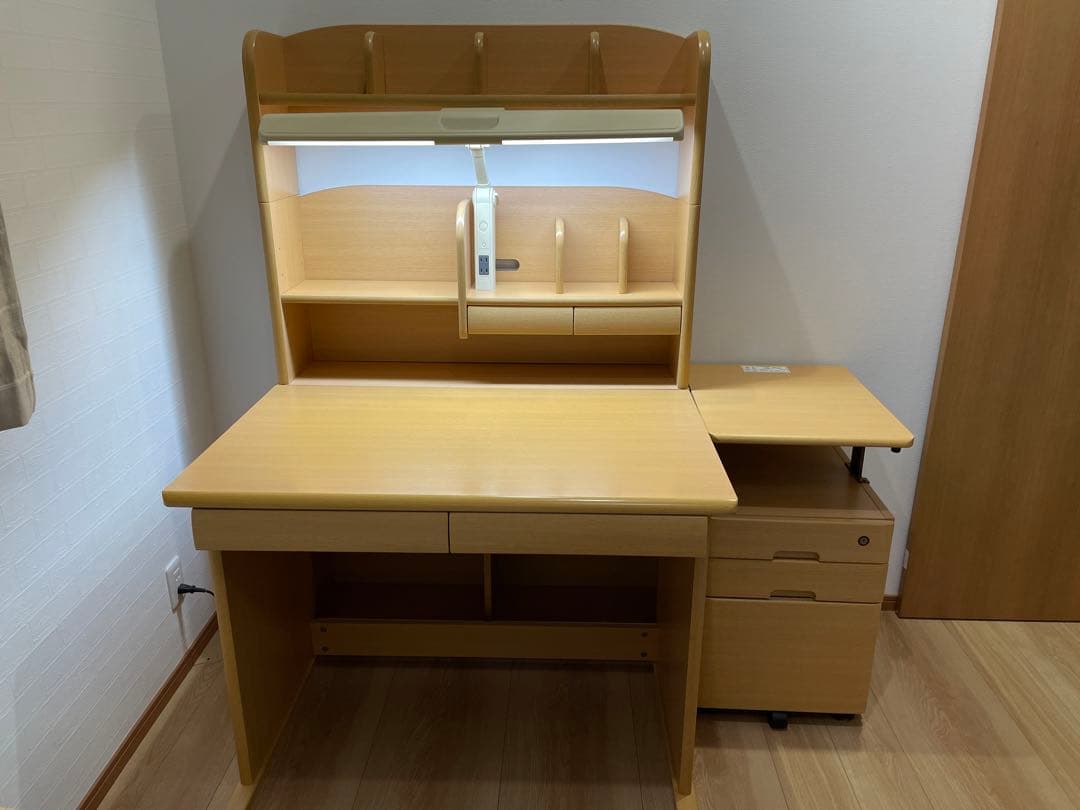 ニトリ学習机　照明付本棚