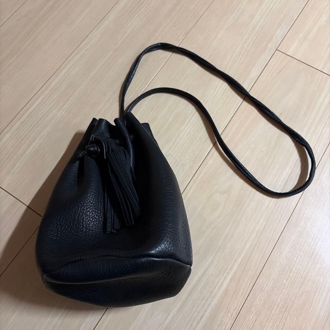 COKIAエルク大鹿革 黒 タッセル付き巾着バッグ 斜めがけ