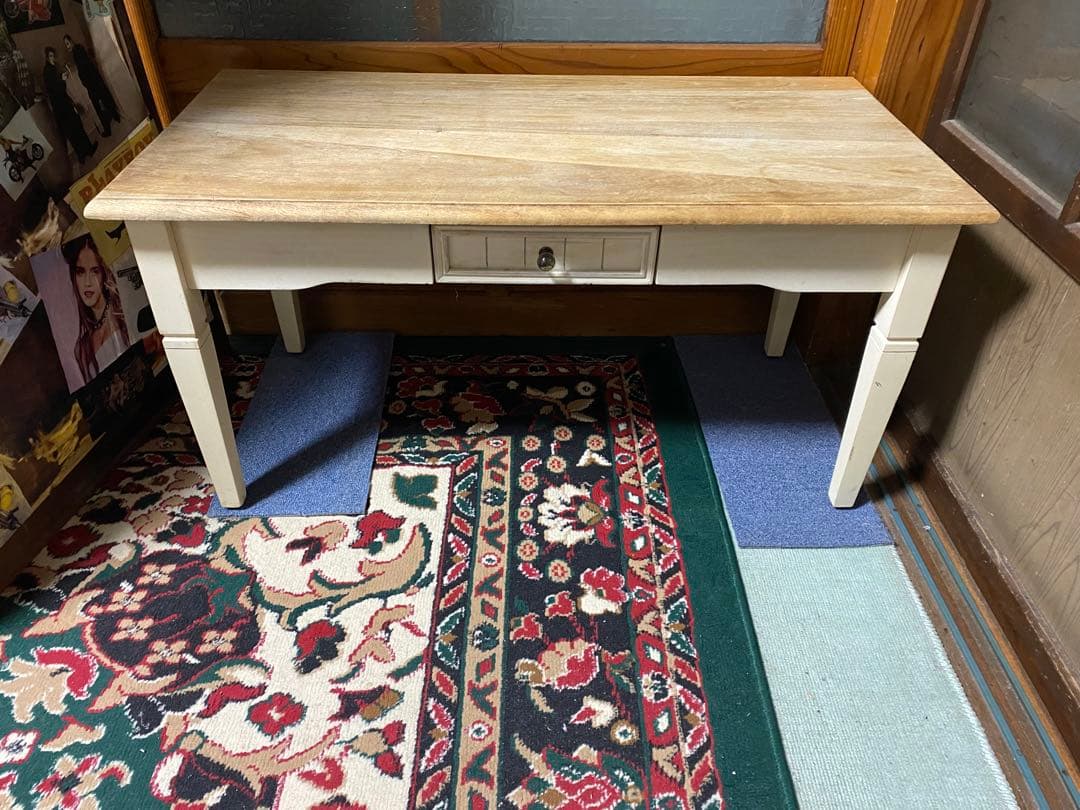 小さい古い机使用感あるテーブルでございます