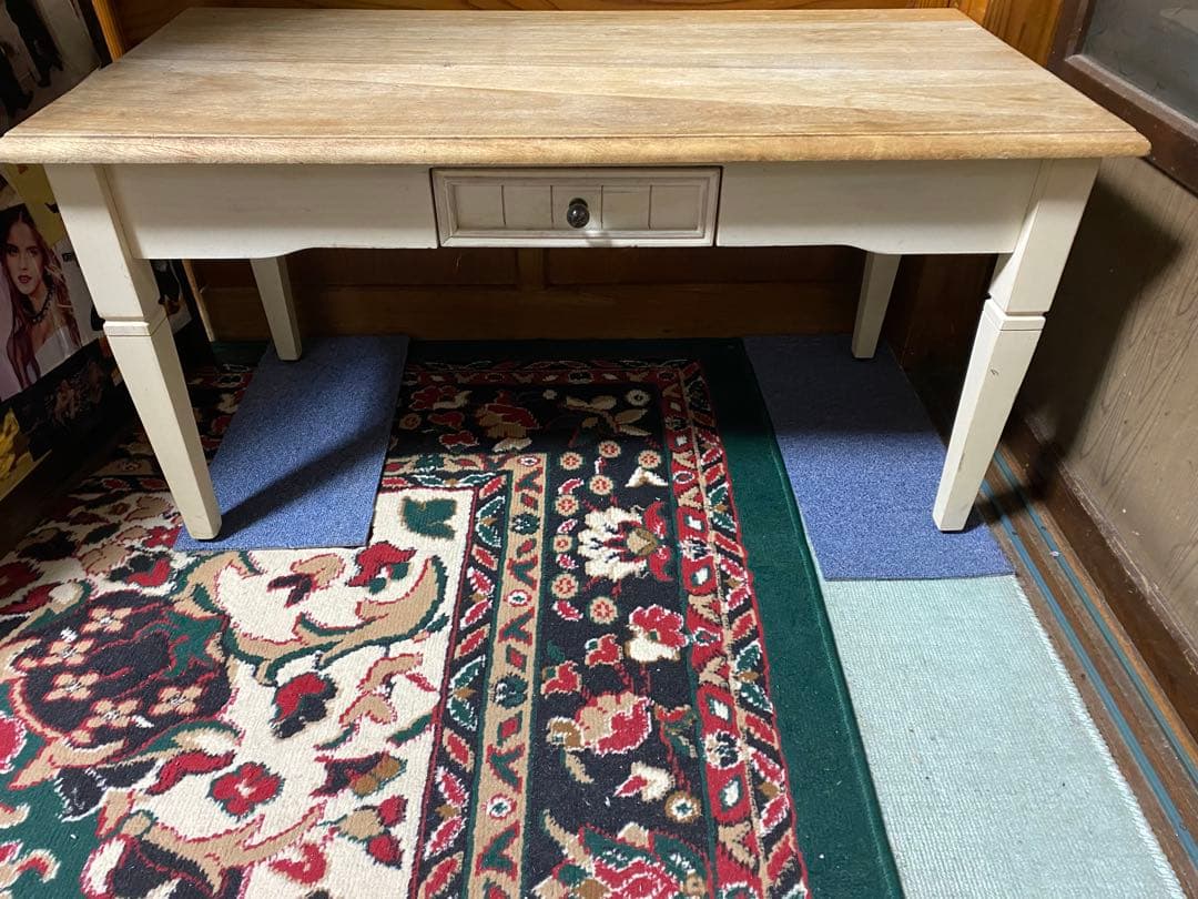 小さい古い机使用感あるテーブルでございます