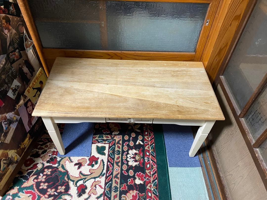 小さい古い机使用感あるテーブルでございます