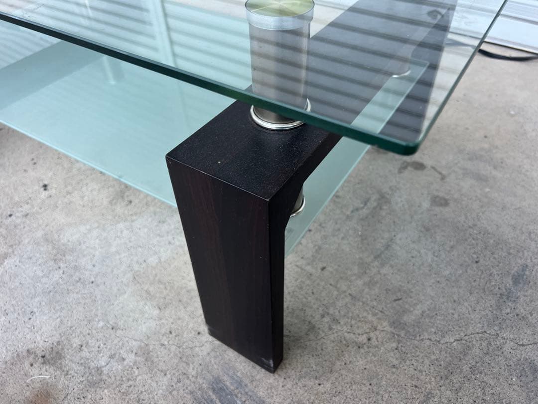 ガラスと木製のモダンテーブル 105cm x 60cm 高さ42cm
