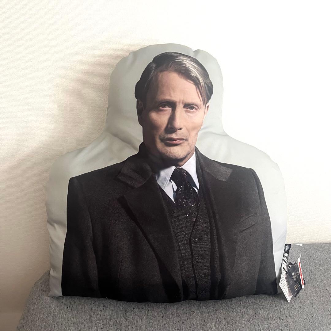 マッツ・ミケルセン グリンデルバルド クッション - メルカリ