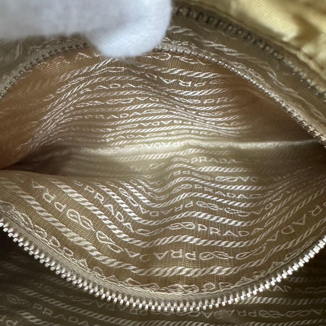 ✨PRADA✨プラダ✨ナイロン✨三角ロゴプレート✨ベージュ✨ショルダーバッグ✨