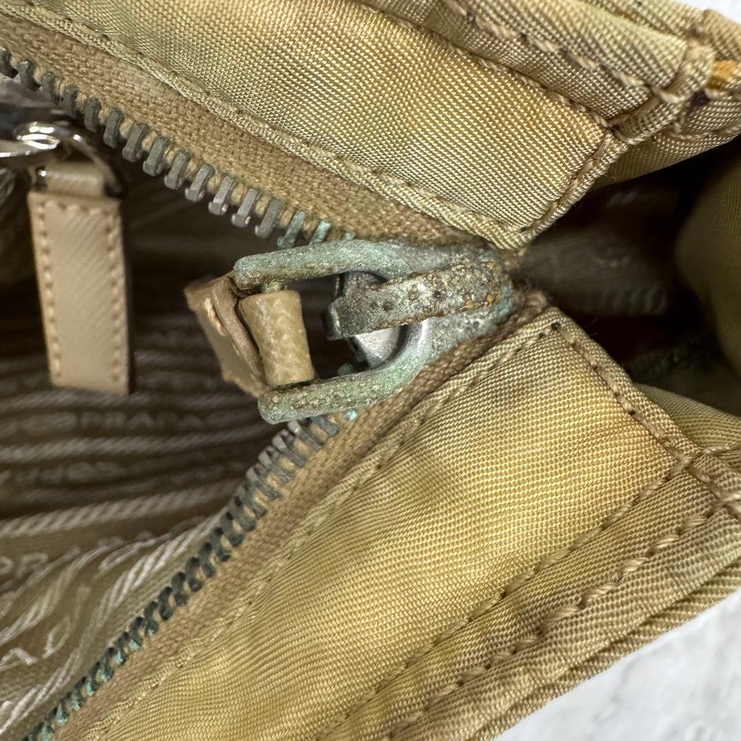 ✨PRADA✨プラダ✨ナイロン✨三角ロゴプレート✨ベージュ✨ショルダーバッグ✨