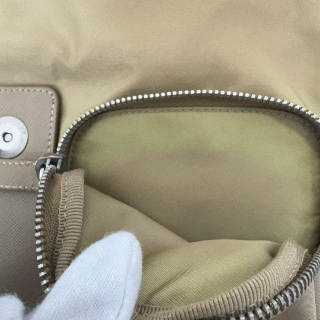 ✨PRADA✨プラダ✨ナイロン✨三角ロゴプレート✨ベージュ✨ショルダーバッグ✨