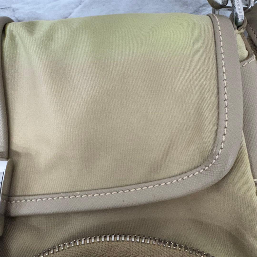 ✨PRADA✨プラダ✨ナイロン✨三角ロゴプレート✨ベージュ✨ショルダーバッグ✨