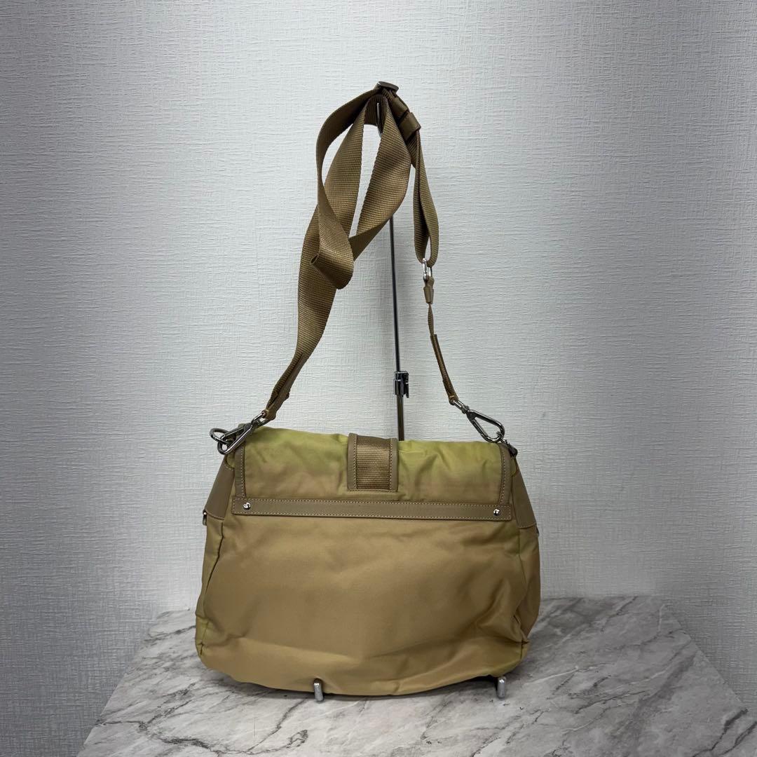 ✨PRADA✨プラダ✨ナイロン✨三角ロゴプレート✨ベージュ✨ショルダーバッグ✨