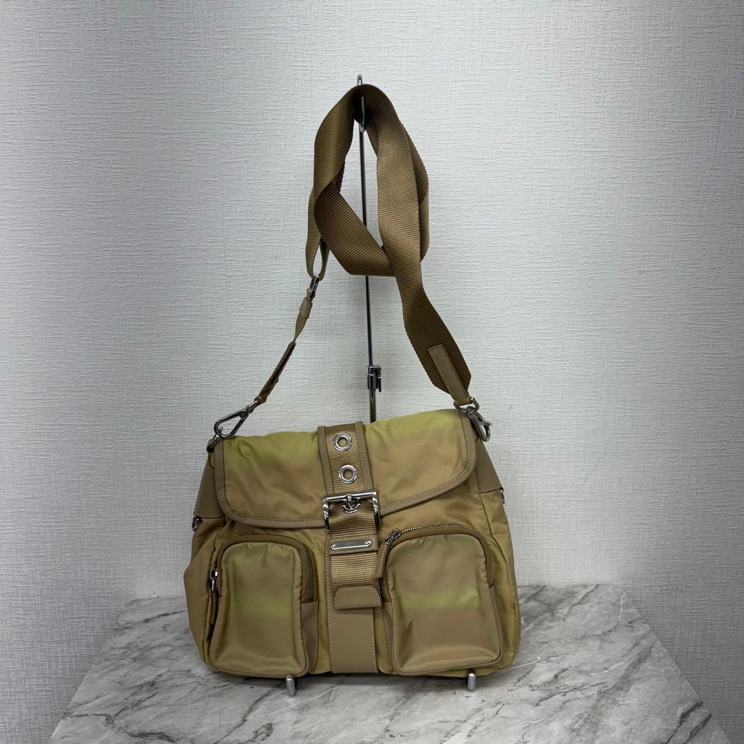 ✨PRADA✨プラダ✨ナイロン✨三角ロゴプレート✨ベージュ✨ショルダーバッグ✨