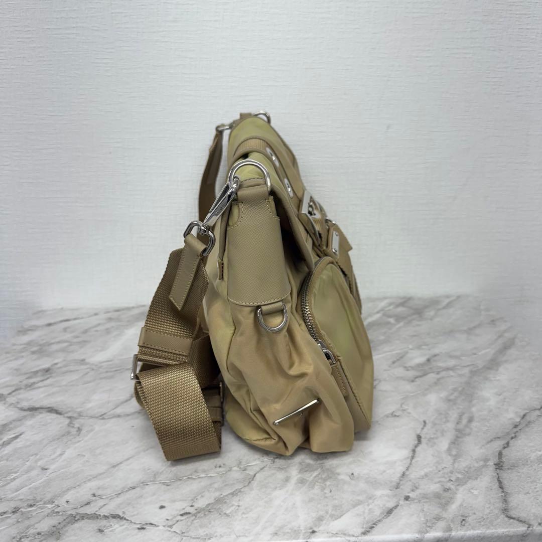 ✨PRADA✨プラダ✨ナイロン✨三角ロゴプレート✨ベージュ✨ショルダーバッグ✨