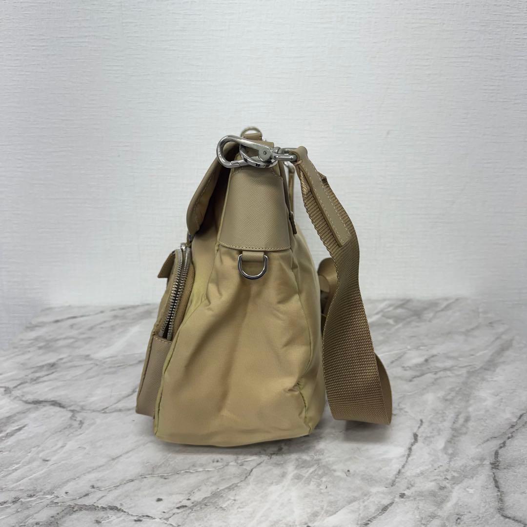 ✨PRADA✨プラダ✨ナイロン✨三角ロゴプレート✨ベージュ✨ショルダーバッグ✨