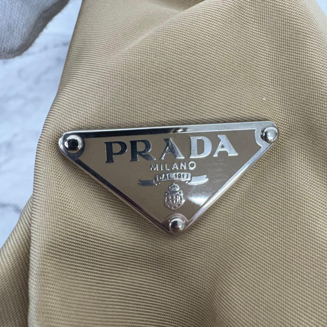 ✨PRADA✨プラダ✨ナイロン✨三角ロゴプレート✨ベージュ✨ショルダーバッグ✨