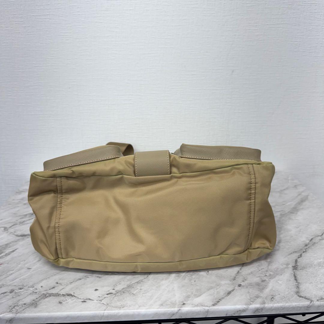 ✨PRADA✨プラダ✨ナイロン✨三角ロゴプレート✨ベージュ✨ショルダーバッグ✨