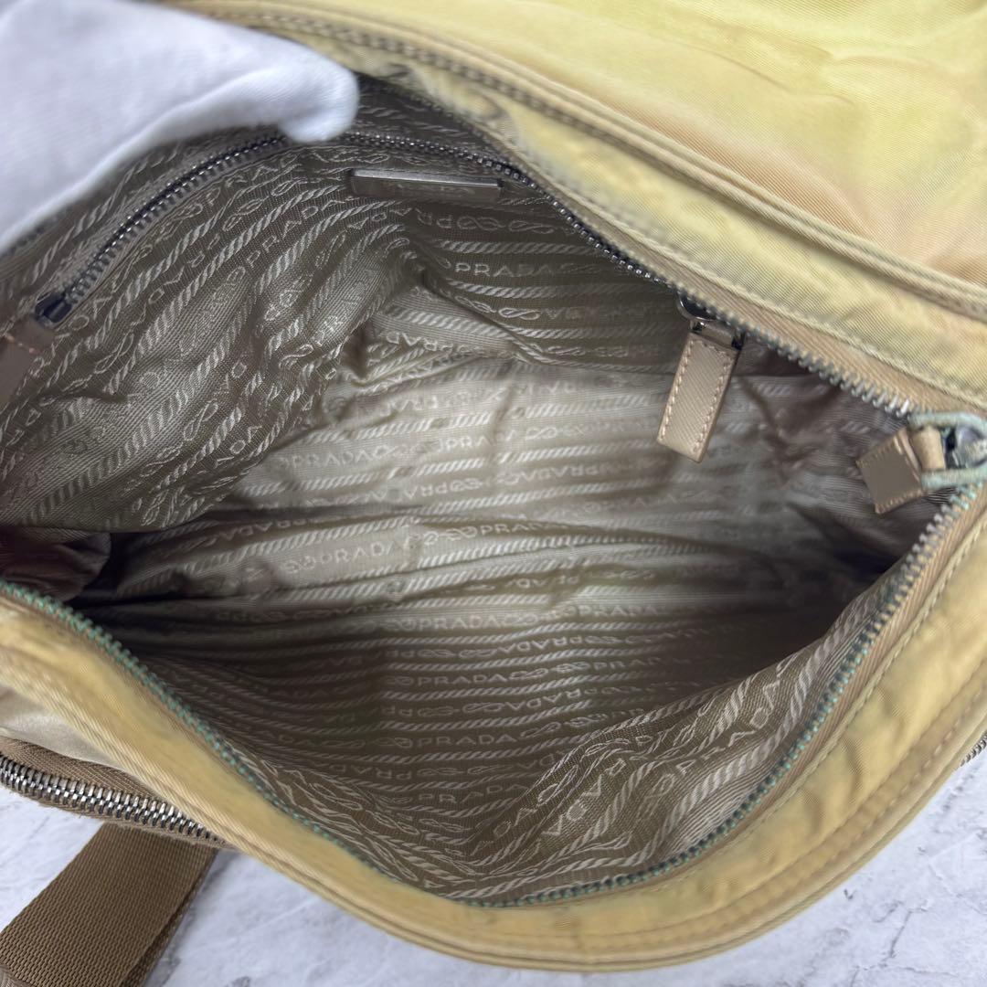 ✨PRADA✨プラダ✨ナイロン✨三角ロゴプレート✨ベージュ✨ショルダーバッグ✨
