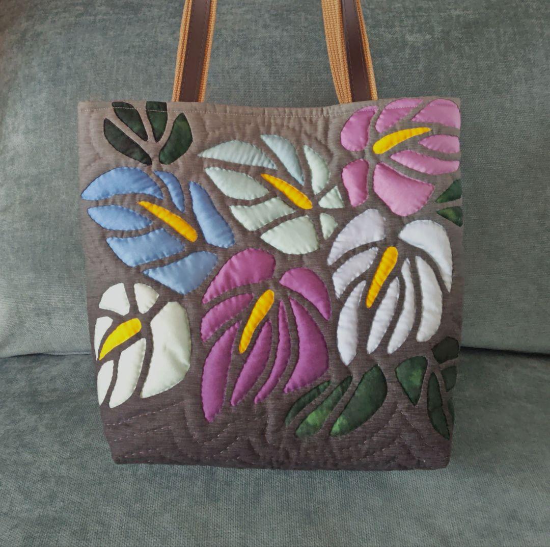 ハンドメイド　ハワイアンキルトバッグ　（アンスリウム）
