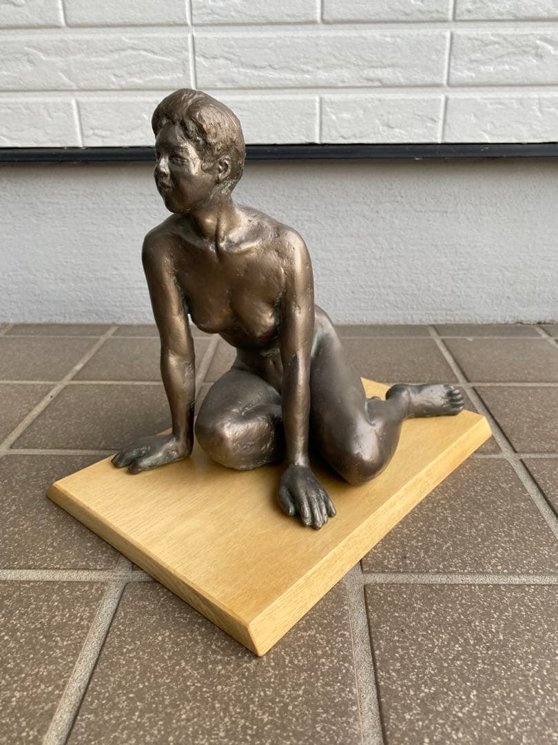 ブロンズ風女性裸体像 樹脂製で軽量 彫刻 ハンドメイド 美術品 高さ約25cm