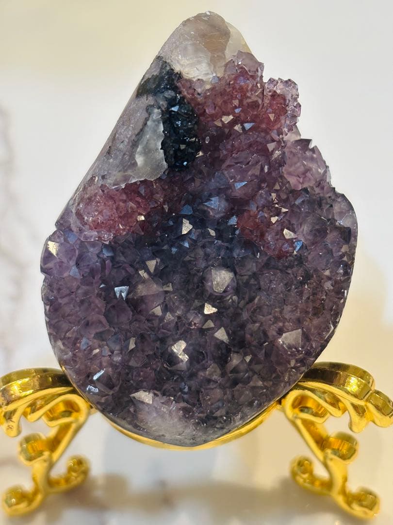 珍しい　4種色付いてるのアメジスト 置物 金色スタンド付き