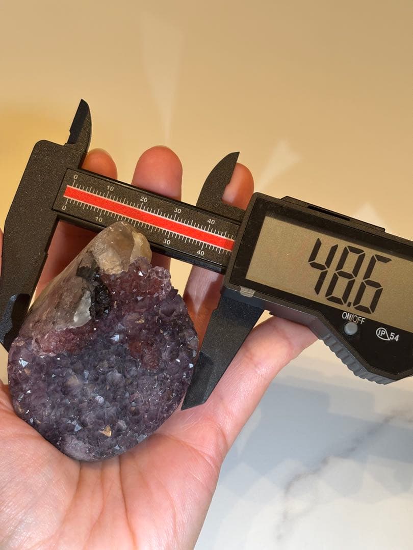 珍しい　4種色付いてるのアメジスト 置物 金色スタンド付き