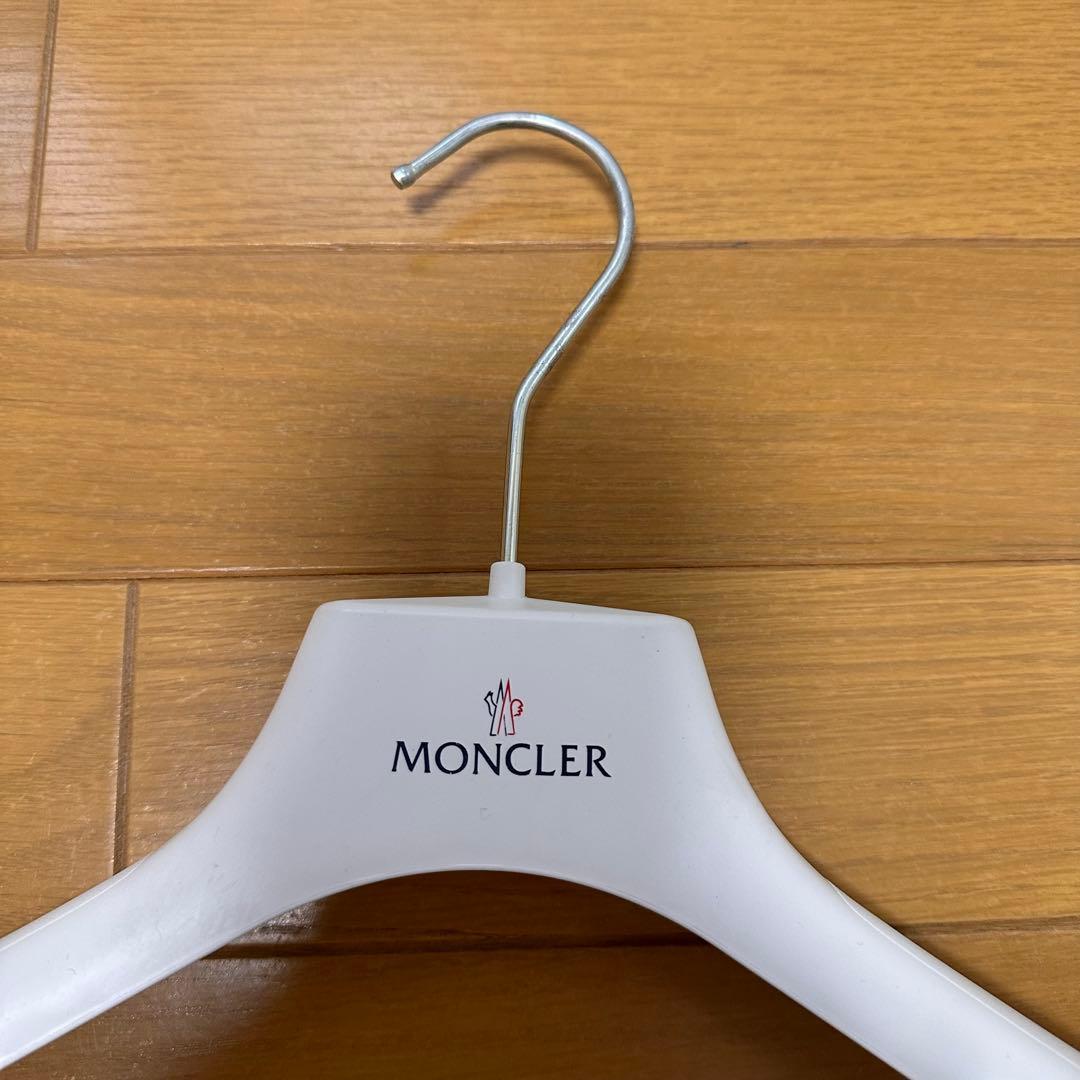 MONCLER ホワイトハンガー - メルカリ