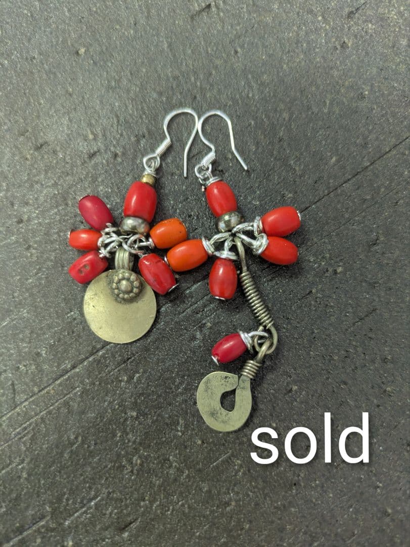 チベット赤玉とクチ族のチャームのピアス。