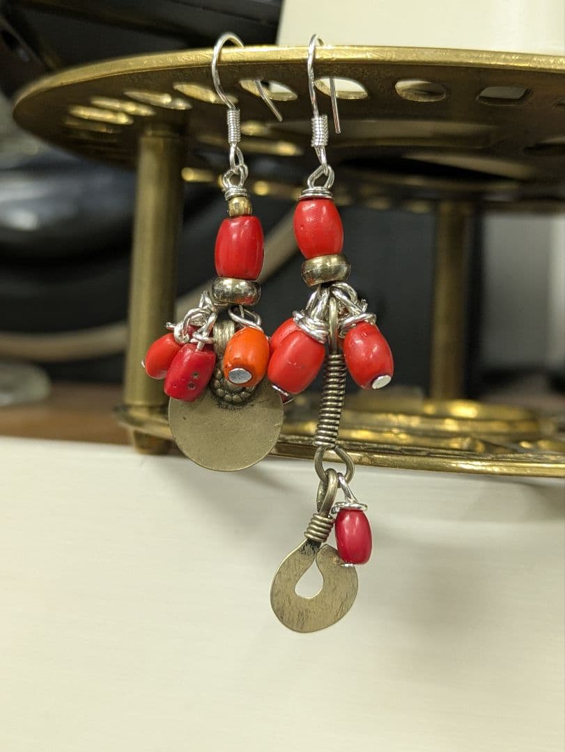 チベット赤玉とクチ族のチャームのピアス。