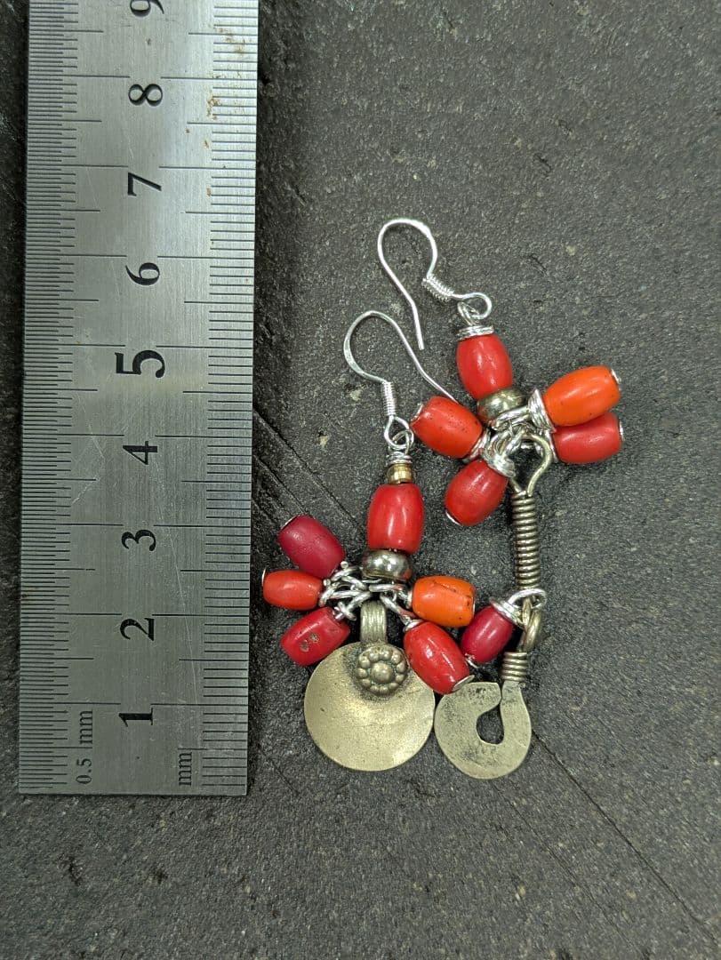 チベット赤玉とクチ族のチャームのピアス。
