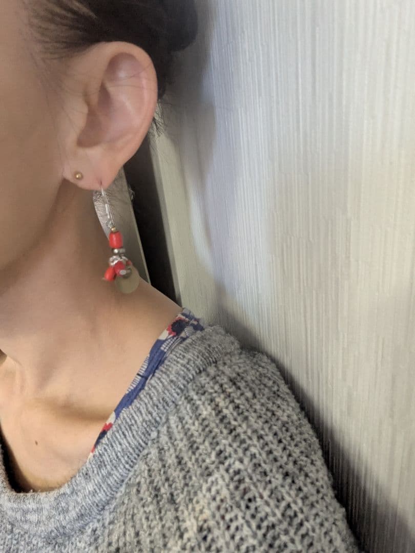 チベット赤玉とクチ族のチャームのピアス。