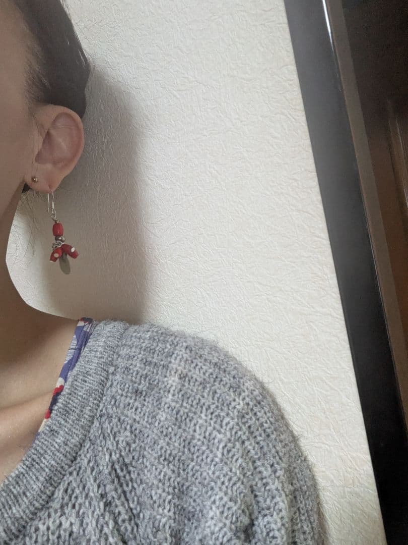 チベット赤玉とクチ族のチャームのピアス。