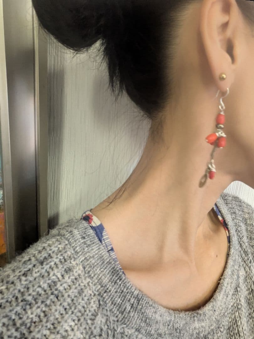 チベット赤玉とクチ族のチャームのピアス。