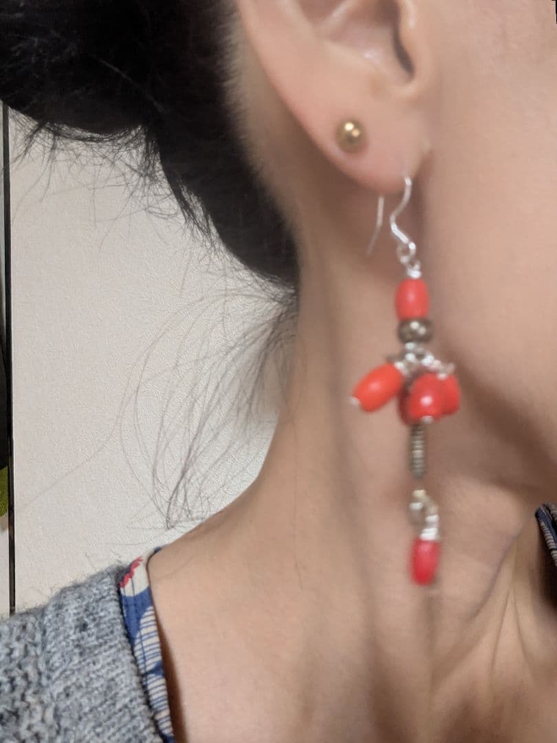 チベット赤玉とクチ族のチャームのピアス。