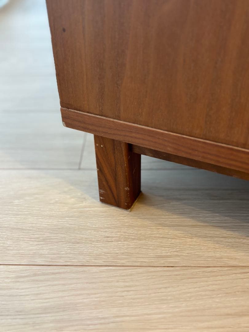 無印良品　脚付き　キャビネット　ガラス扉引戸タイプ