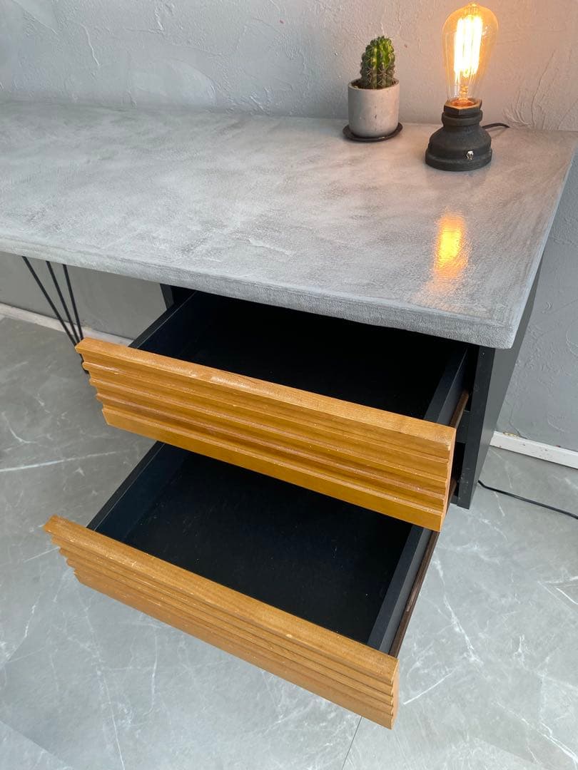 アップサイクルテーブル　モールテックス　無機質テーブル