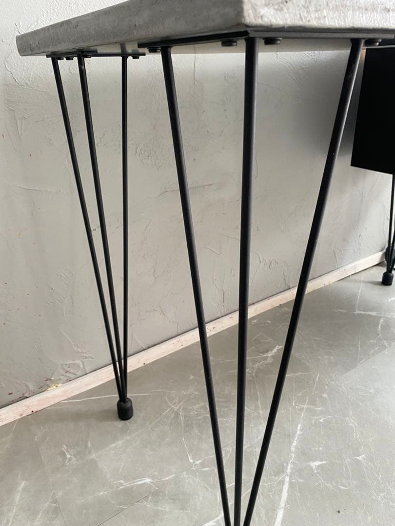 アップサイクルテーブル　モールテックス　無機質テーブル