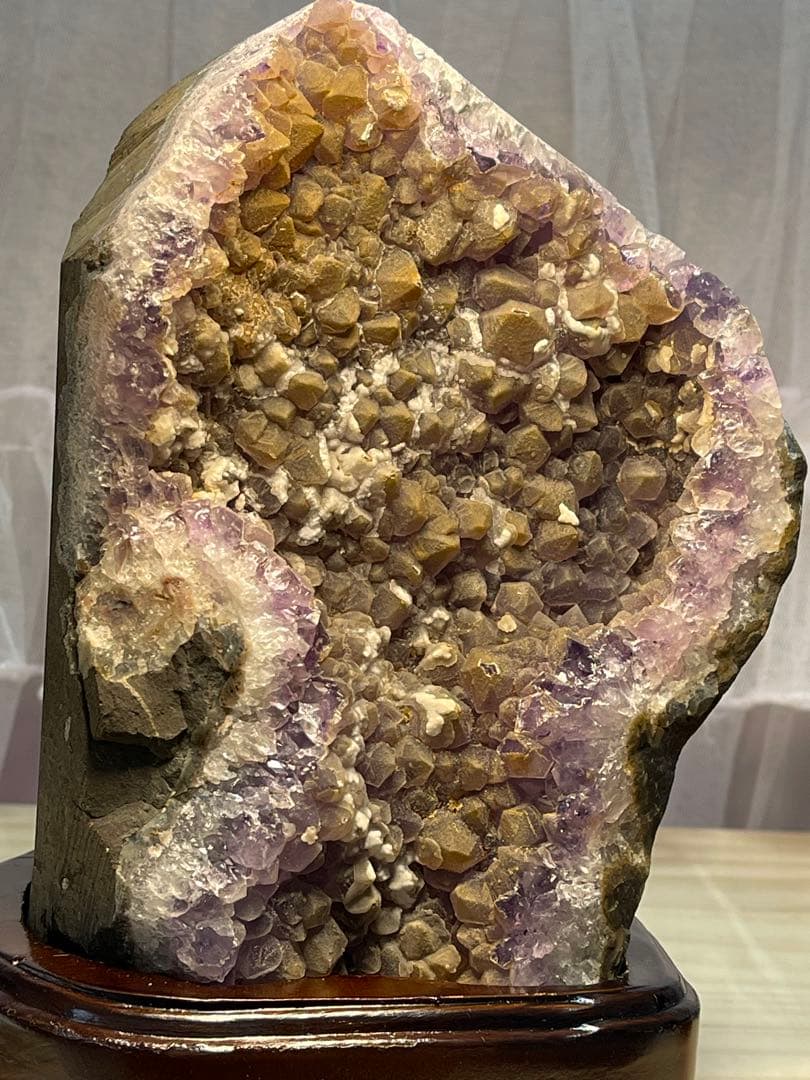 綺麗❣️原石 天然石浄化　ウルグアイ産金色系アメジストクラスター 台座付き