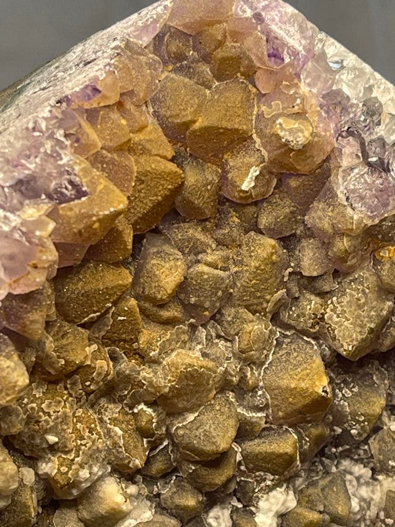 綺麗❣️原石 天然石浄化　ウルグアイ産金色系アメジストクラスター 台座付き