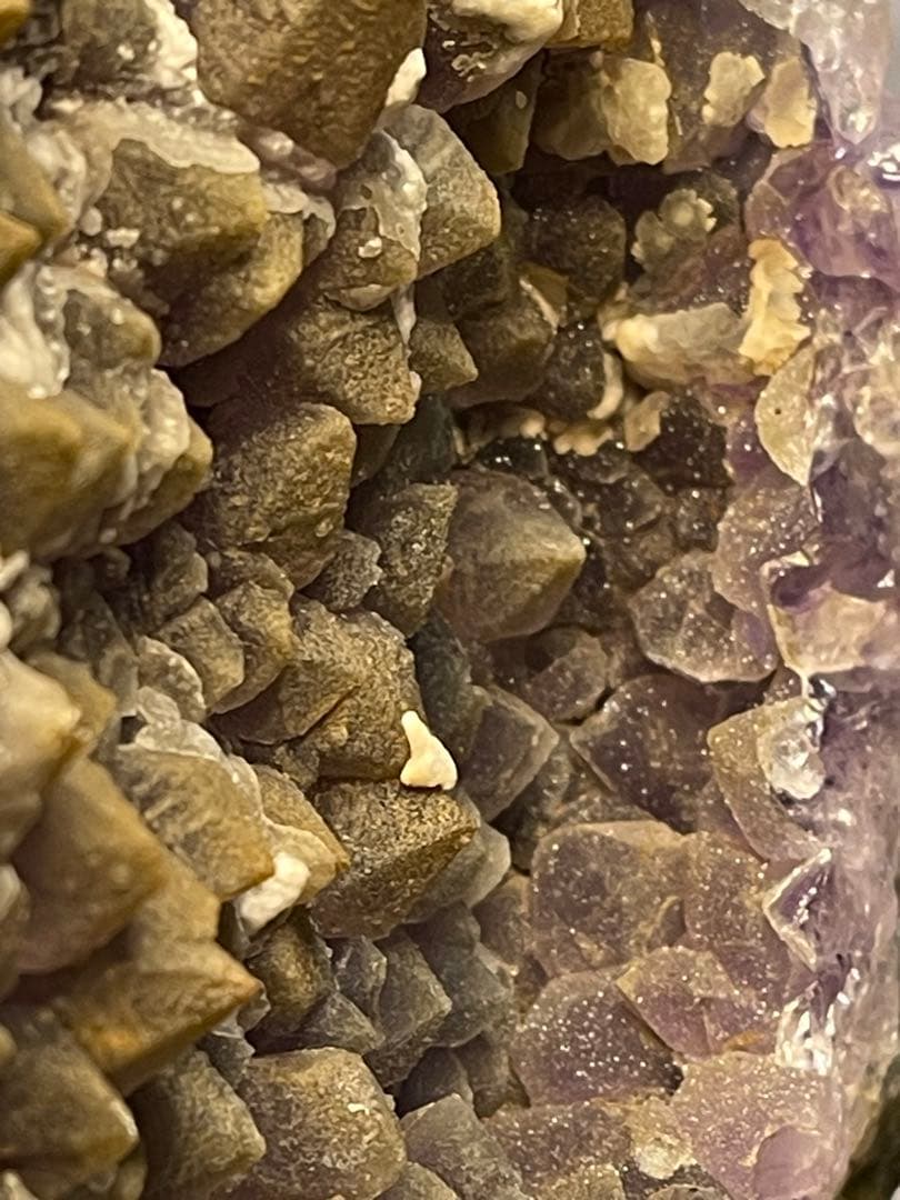 綺麗❣️原石 天然石浄化　ウルグアイ産金色系アメジストクラスター 台座付き