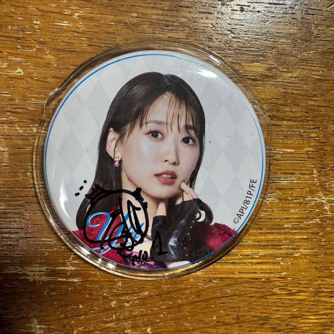 芹澤優 サイン入り 缶バッジ - メルカリ