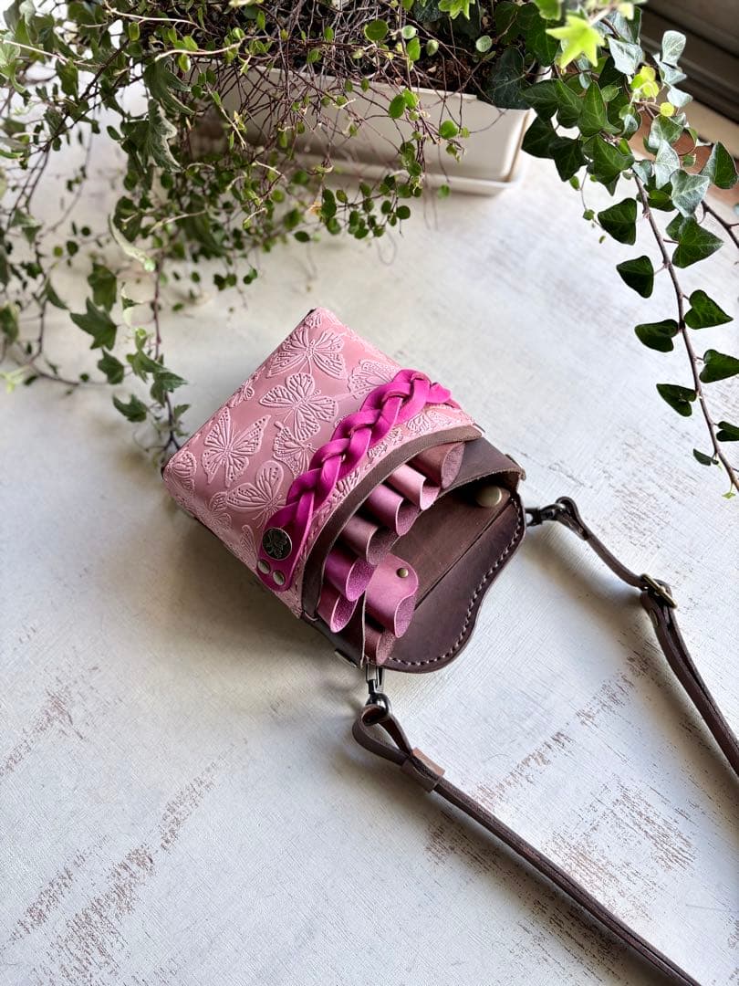 手染めブラウン、蝶型押しピンクの大容量シザーケース