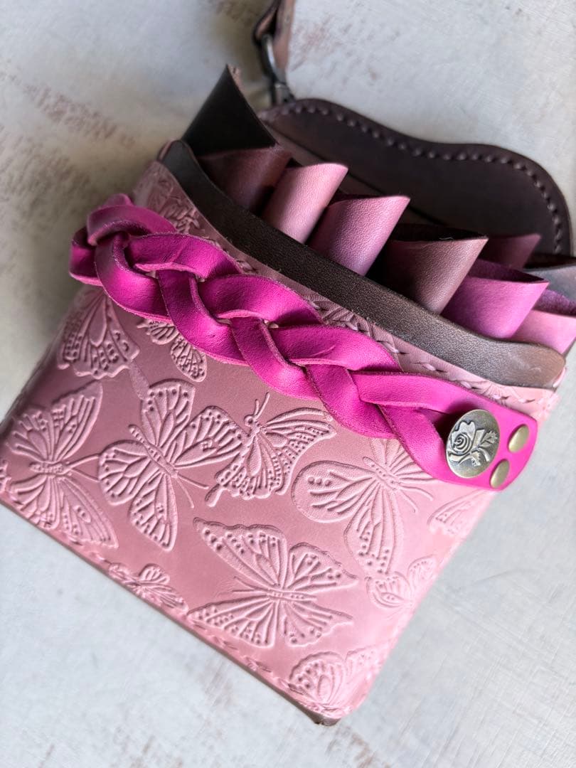 手染めブラウン、蝶型押しピンクの大容量シザーケース