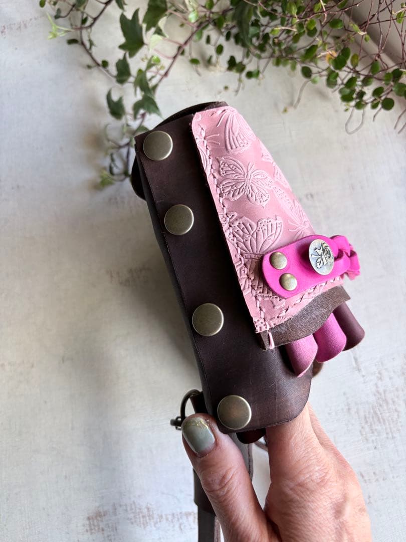 手染めブラウン、蝶型押しピンクの大容量シザーケース